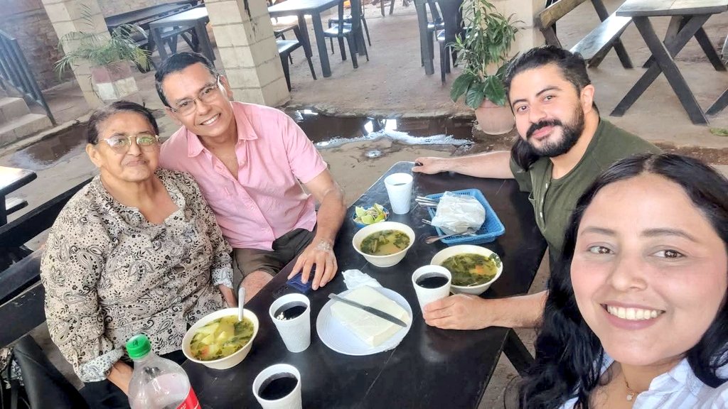 bengimj's tweet photo. Celebrando 🎉🎂 un año más de Vida de mi querida Hermana🫂, con una sopita y Gallina India Asada en #Caluco , #Sonsonate.
Que Dios te regale muchos años mas y mucha prosperidad 🎉🎉🎉🎂✨️ #happybirthdaysister #FelizCumpleaños #Hermana
#BenjaminMejia
#ElSalvador https://t.co/p47Rg4PYmW