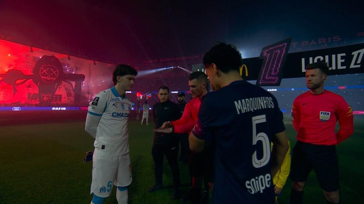 RMCsport's tweet photo. 🤯 Le tifo exceptionnel du Parc des Princes avant le Classique https://t.co/HQQEBxCusx