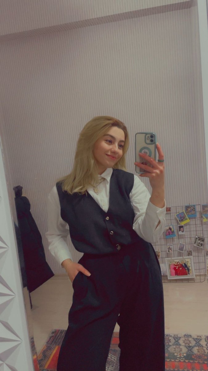 FatmaSelen_'s tweet image. Sade, siyah, ben.