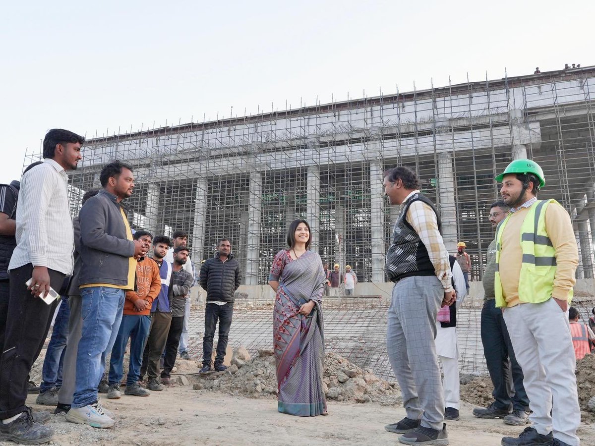 सैफई में पूर्व सीएम मुलायम सिंह यादव का भव्य स्मारक बन रहा। 

आज सांसद डिंपल यादव ने तस्वीरें शेयर की है। 

2027 के शुरुआत में काम पूरा होने की संभावना है।
#