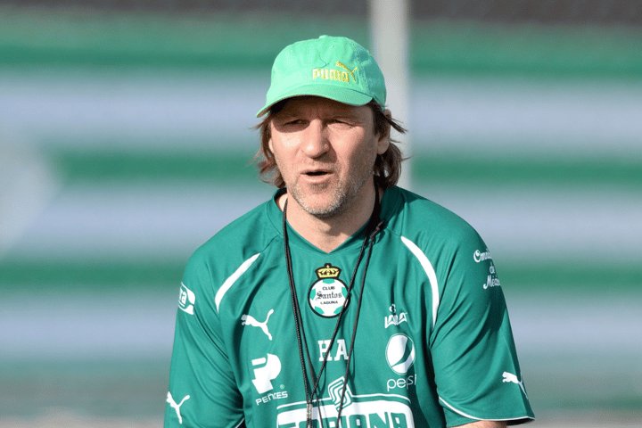 josejuangelmx's tweet photo. ⚽: Héctor Adomaitis publicó un mensaje en Twitter en el que se pone a la dispocisión para dirigir al Club Santos Laguna, siendo claro y contundente: "Pongo el prestigio y me vale ver...por lo menos lo intento". https://t.co/n9vLbkhU7N