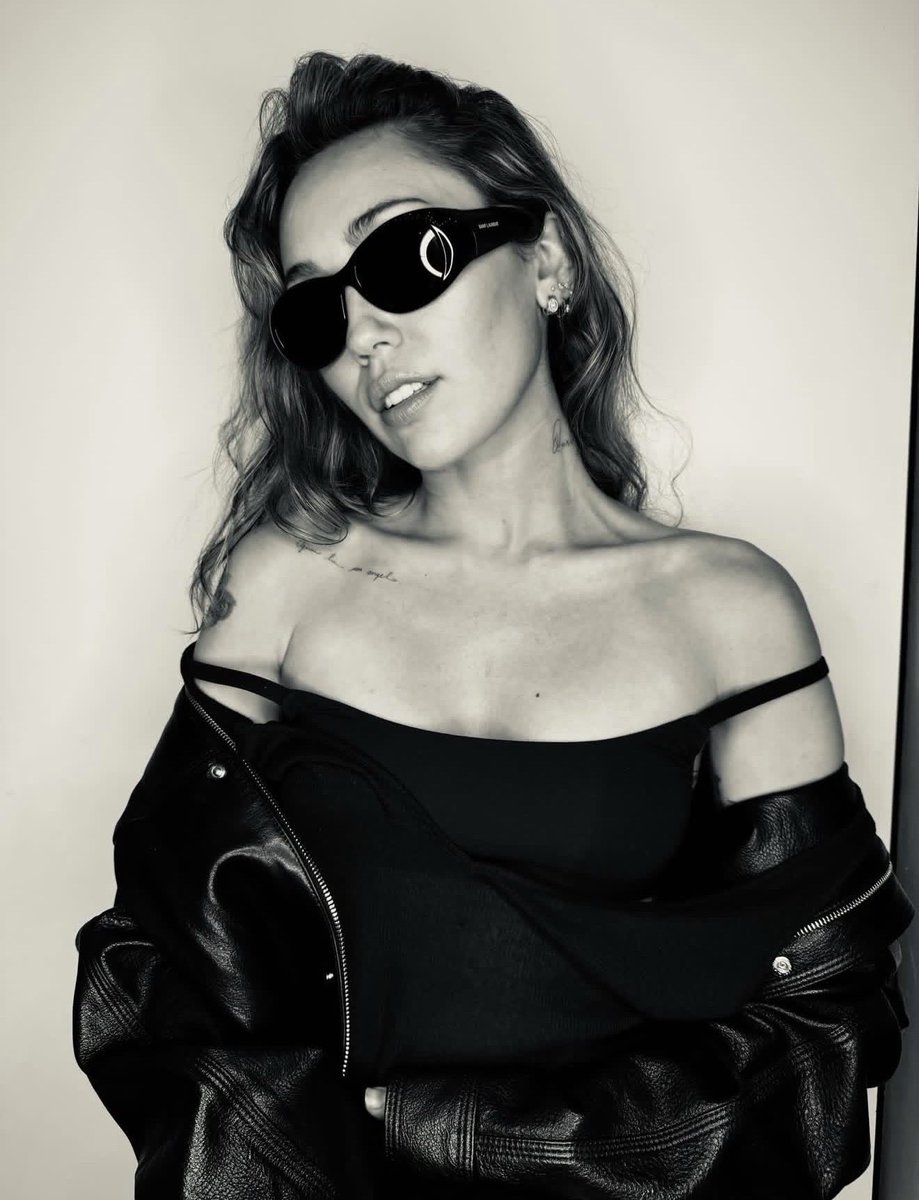 Miley Cyrus 🖤