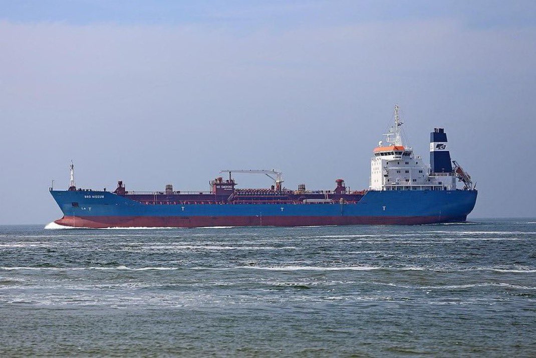 La guardia costiera dell’India ha fermato ben tre navi appartenenti alla “flotta fantasma” con cui i paesi canaglia quali Russia e Iran esportano illegalmente il loro petrolio e per questo sono sanzionate dagli Stati Uniti.

Oltre a ciò, alcune delle principali raffinerie