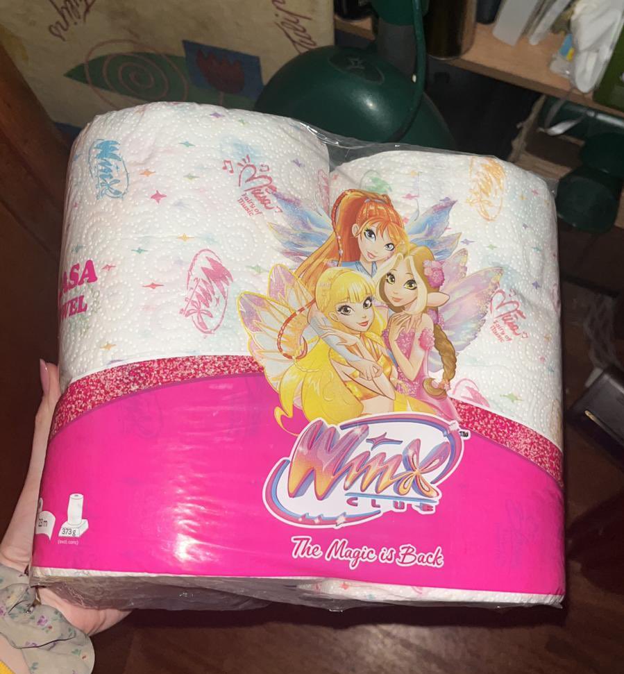 moonckingjay's tweet image. comunque oggi ho comprato lo scottex delle winx