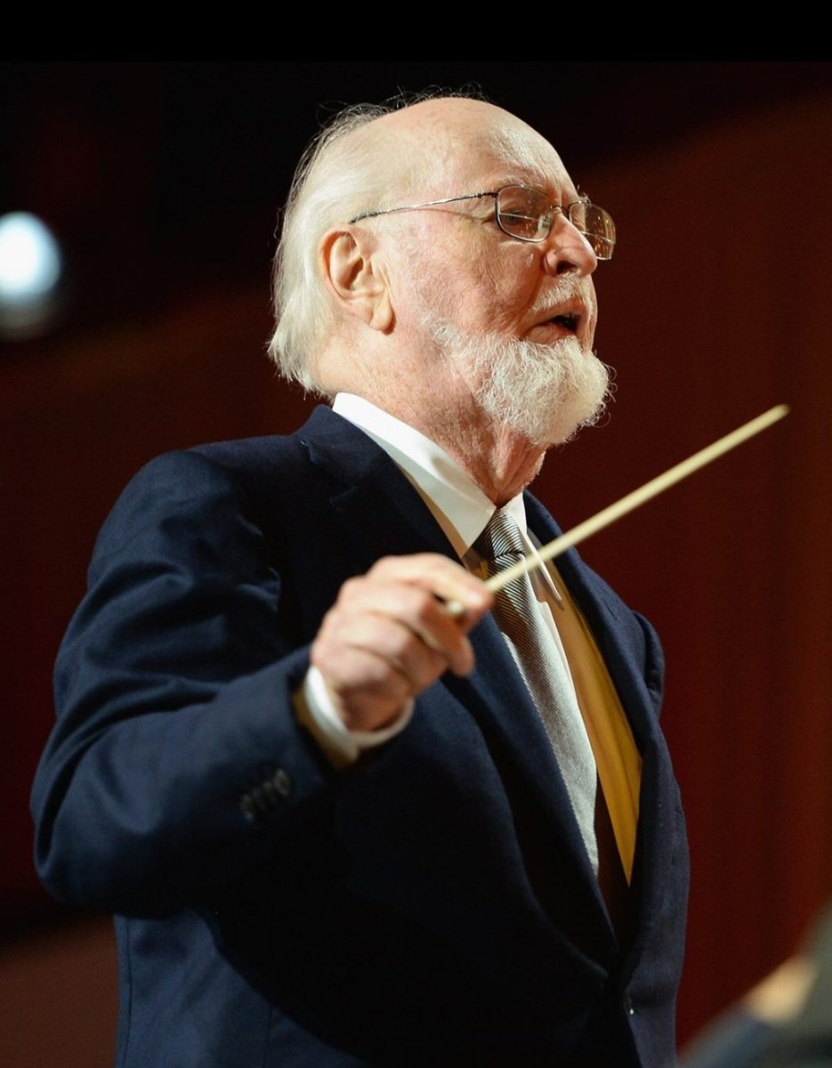 JuanmadelaPoza's tweet image. #JohnWilliams, el genio detrás de la música de #StarWars, #IndianaJones y #JurassicPark, cumple 94 años. El compositor y director de orquesta estadounidense consolidó un lenguaje propio que el público identificó al instante y cambió la manera de musicalizar películas.