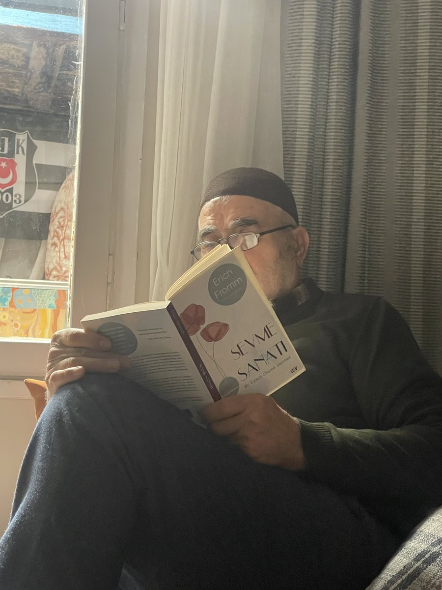 akyuzisa's tweet photo. Babamla Erich Fromm üzerine sohbet etmeye az kaldı. 

#erichfromm #sevmesanatı https://t.co/N3zWhFB3mP