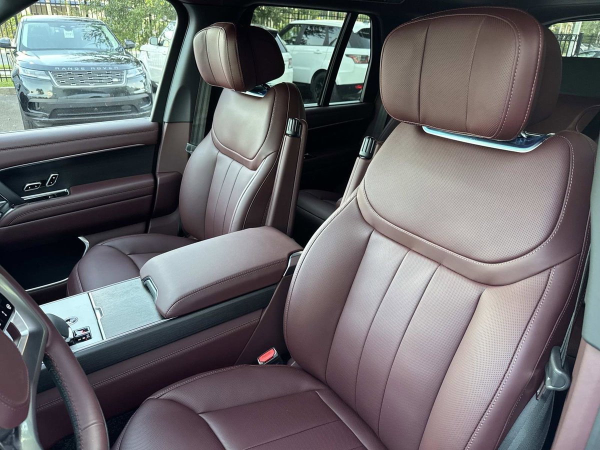 FieldsAuto's tweet image. Luxury at its highest expression. This 2025 Range Rover Autobiography P530 SWB offers a Twin Turbo V8, 22 inch wheels, and a power moonroof for every elevated drive.

Call 877-786-3551 or visit for more info: bit.ly/46yhmMo

Stock No. SA338357 | #RangeRover