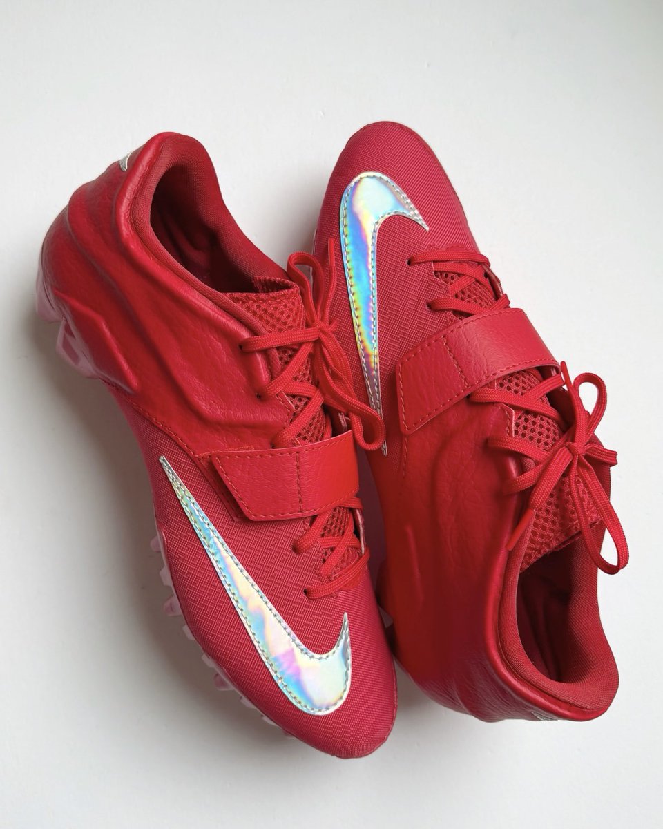 SoleRetriever's tweet image. Christian Gonzalez has red Nike KD 7 cleats for #SuperBowlLX @chrisgonzo28 @KDTrey5 

📷 @seantehdon