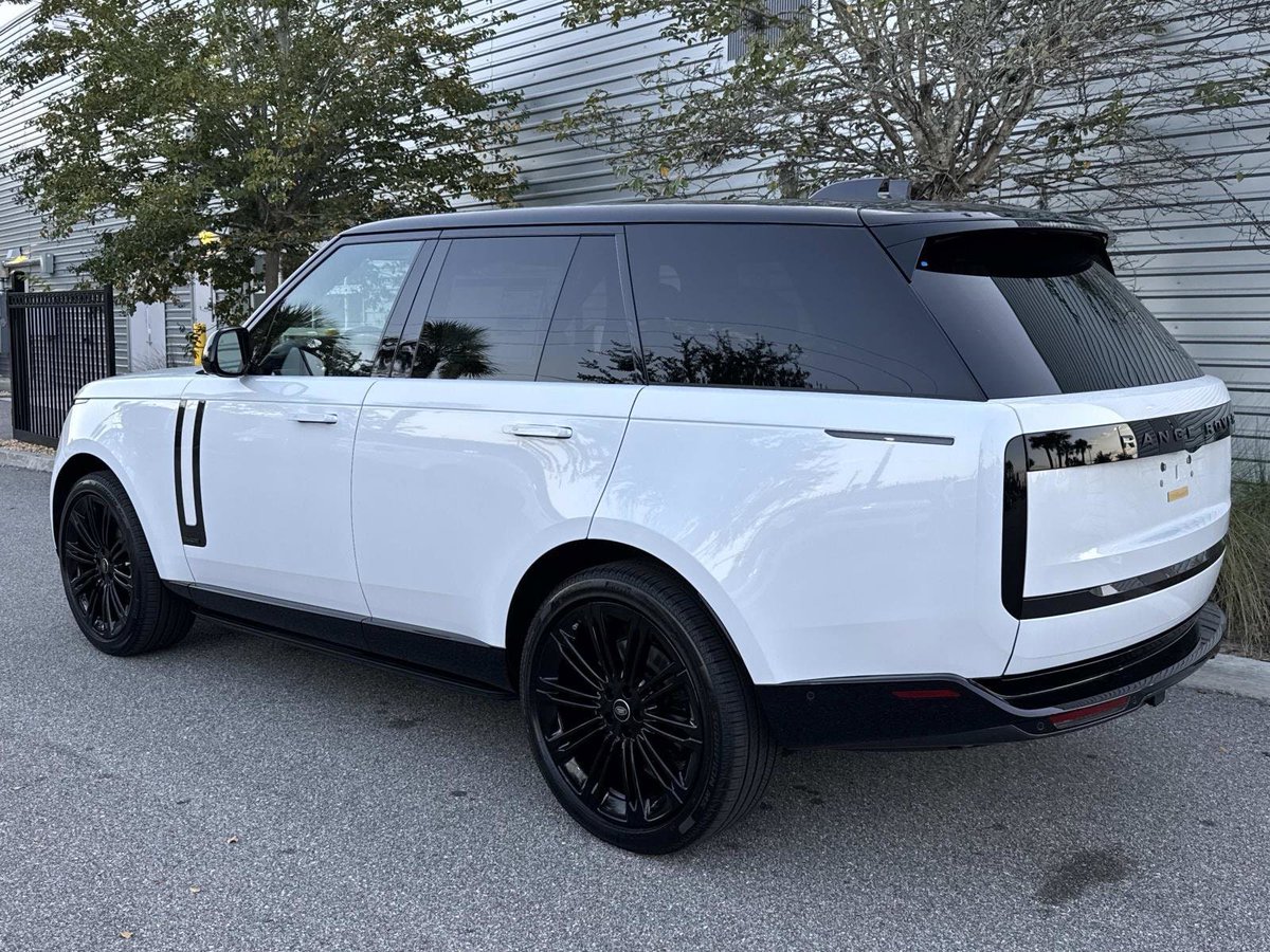FieldsAuto's tweet image. Luxury at its highest expression. This 2025 Range Rover Autobiography P530 SWB offers a Twin Turbo V8, 22 inch wheels, and a power moonroof for every elevated drive.

Call 877-786-3551 or visit for more info: bit.ly/46yhmMo

Stock No. SA338357 | #RangeRover