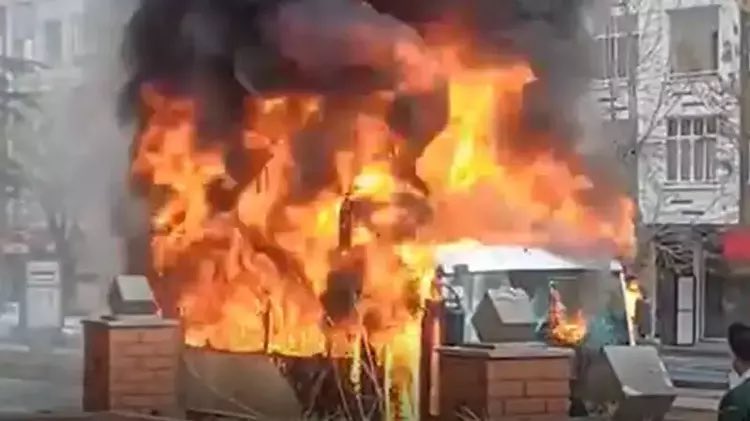 📌 Seyir halindeki halk otobüsü alev alev yandı

📎 dha.com.tr/2814788