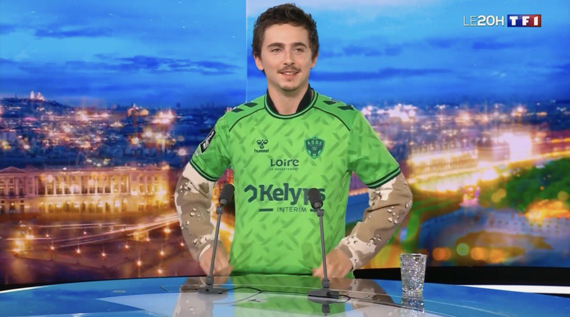 Il est beau et il en joue.