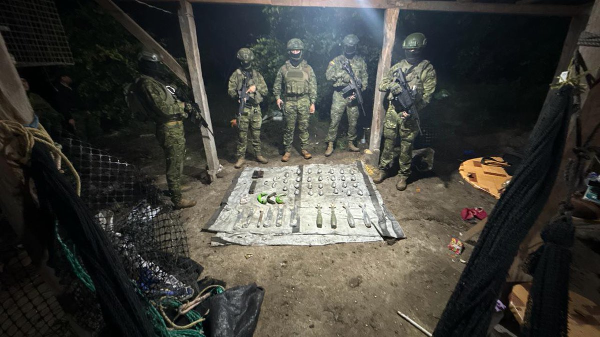 ARMAS POR TODOS LADOS !! NUEVO HALLAZGO DE ARMAS EN PORTOVIEJO

A pocas horas que la #PolicíaNacional encontró una armería en el mismo sector, esta vez había más y mucho MÁS LETAL.... 

La operación militar permitió localizar material bélico de gran poder destructivo, entre