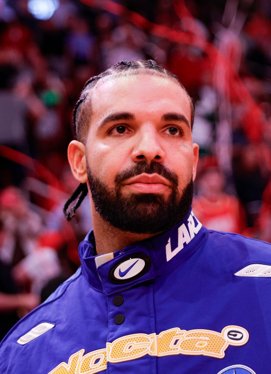 Genius's tweet image. drake reportedly turned down performing at the super bowl halftime show with bad bunny, saying he didn’t want to take away the spotlight 👀

“he [drake] said no because he wants everyone to focus on is brother benito. he wants bad bunny to enjoy the moment, to do his thing, and…