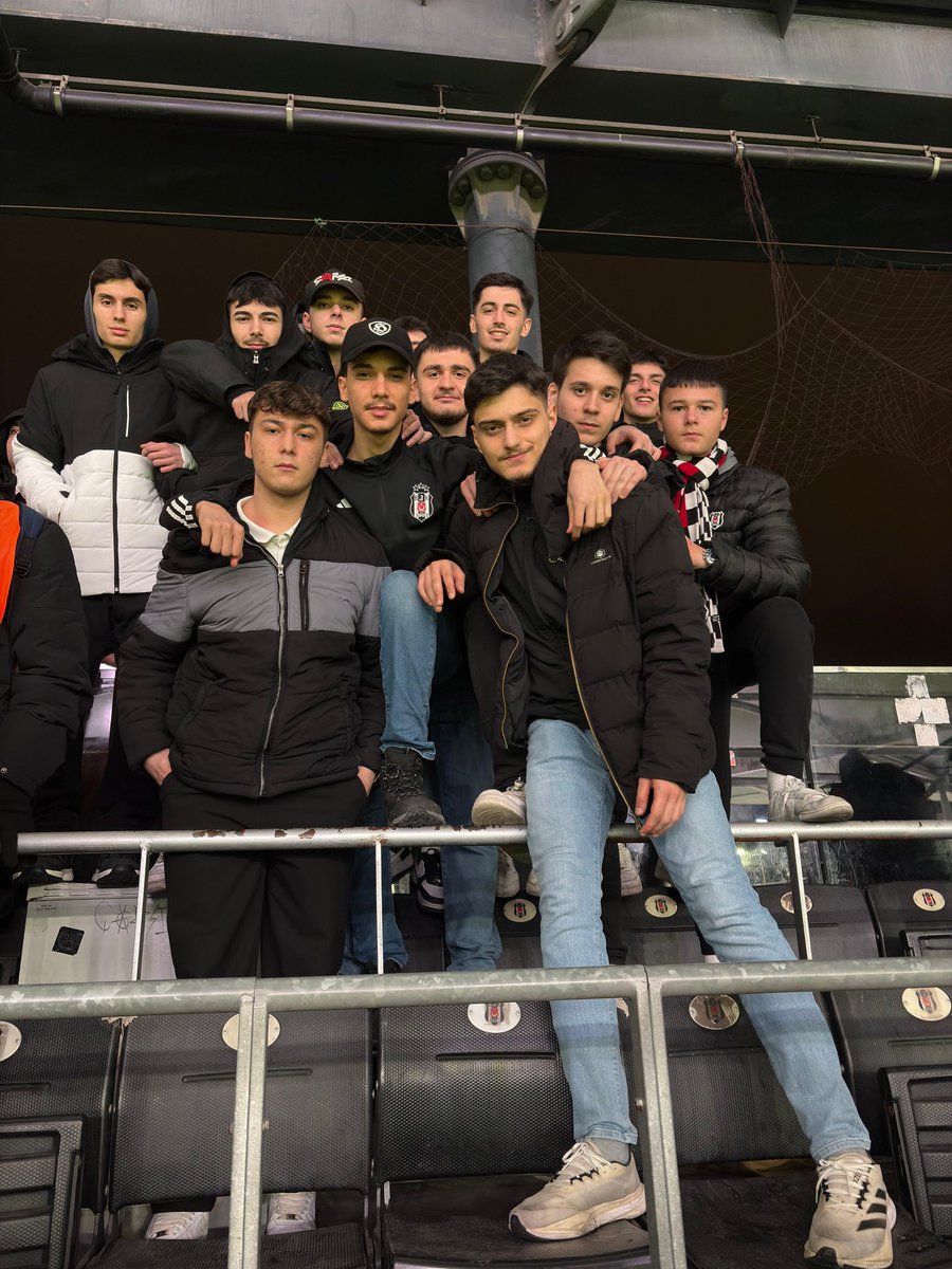 ASIRLAR SÜRECEK KAVGAMIZ.

Şanlı Beşiktaşımızı Alanyasporla oynadığı mücadelede İnönüde yalnız bırakmadık..
#LİSEBJK