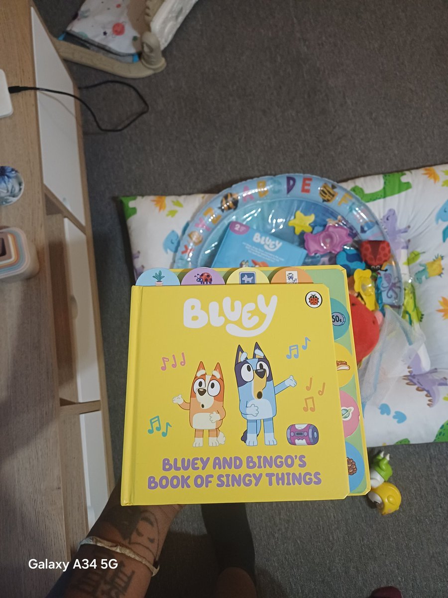Tumza3's tweet photo. Hi @LadybirdBooks &amp; @PenguinUKBooks
I purchased a Bluey music book for my baby today &amp; noticed a counting error. The song counts down from 10 acorns but skips 9 entirely, straight to 8. As this is an educational book, accurate counting is important. Please advise how to proceed. https://t.co/dKeVDdG9fl