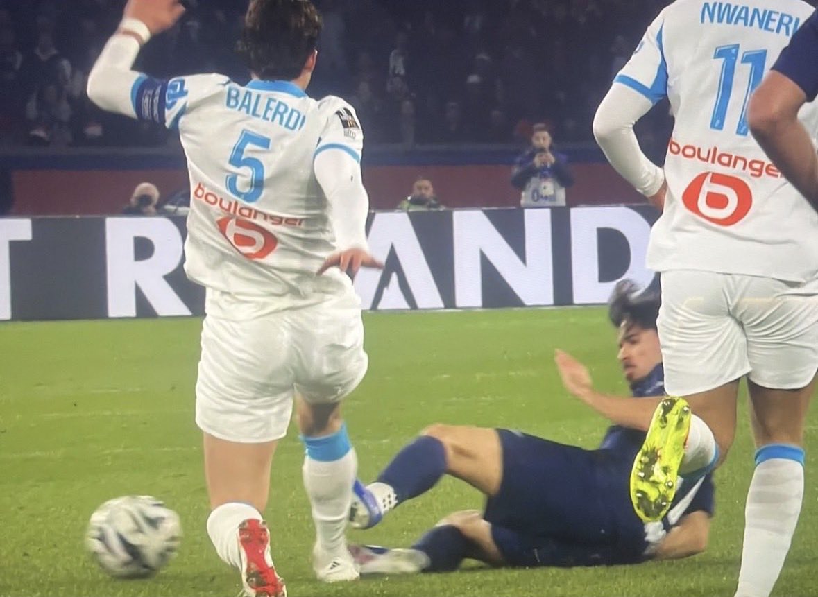 Arbitrage français épisode 1000

Que ce soit en notre faveur (vs Rennes) ou contre nous, peu importe l’équipe concernée, les décisions sont de plus en plus incompréhensibles avec le temps…