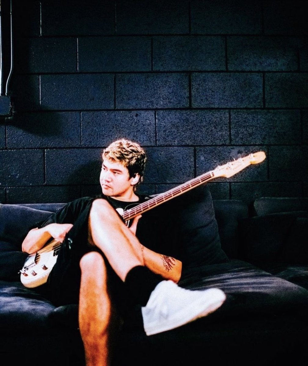 lucy is seeing 5sos! ★ JEO DAY tweet media