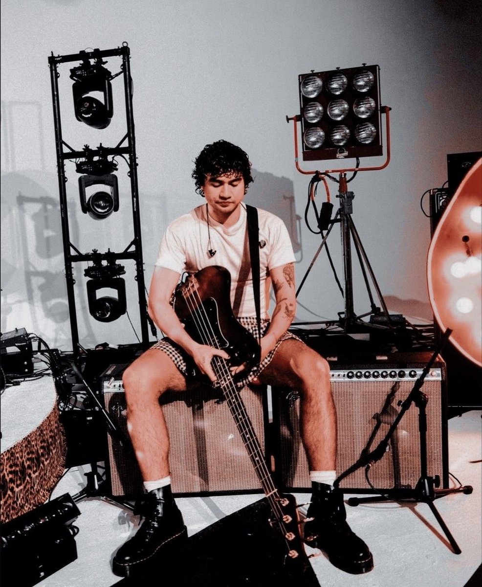 lucy is seeing 5sos! ★ JEO DAY tweet media