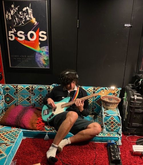 lucy is seeing 5sos! ★ JEO DAY tweet media