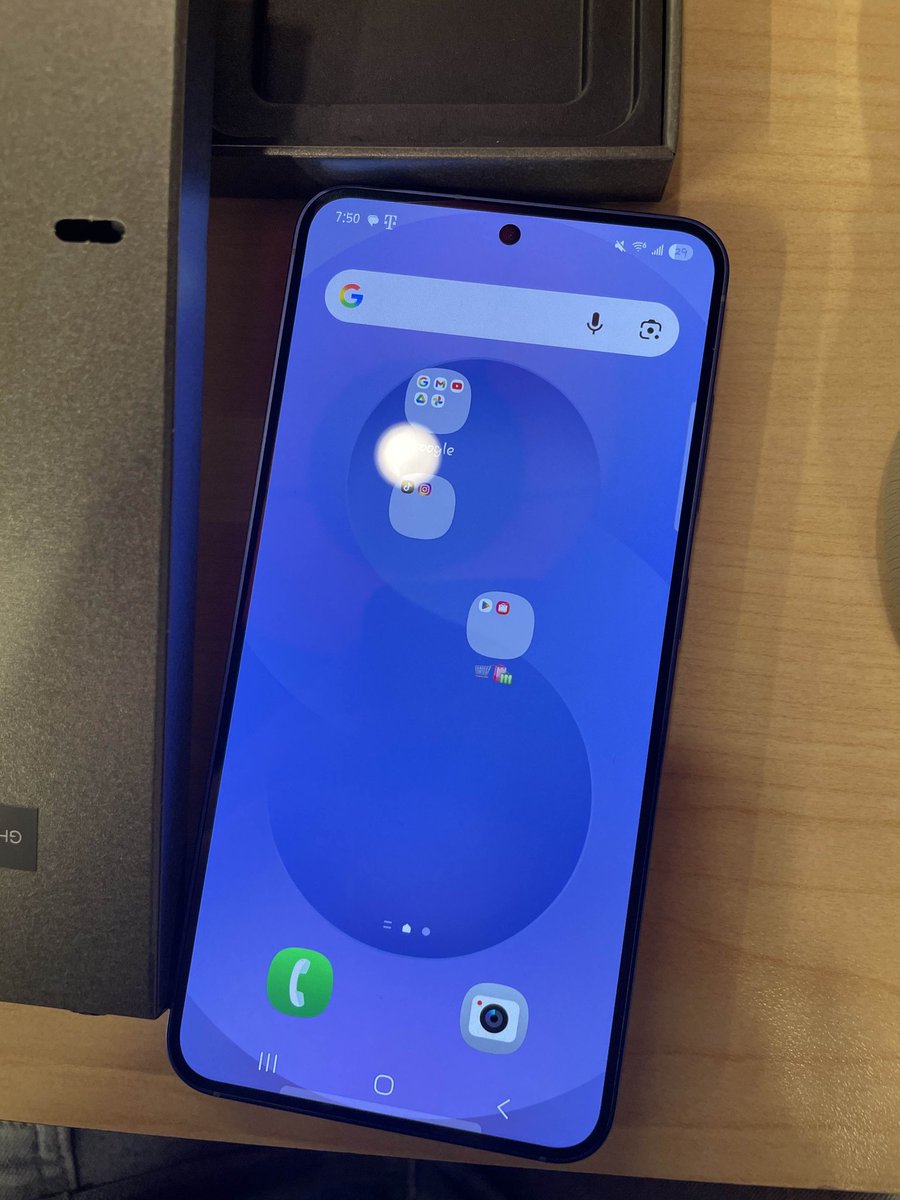 I got a new phone yesterday!!! 

It's the samsung galaxy S25✨️

Got it in Navy Blue of course🫧