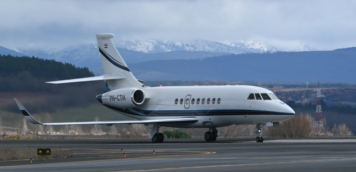 burgosaeropuert's tweet photo. ✈️ Conexión inédita hoy con este Falcon2000 llegando a Burgos procedente de Dakar, Senegal 🇸🇳

A bordo, participantes del famoso Rally en la categoría de camiones. https://t.co/kgtCmqlqLO