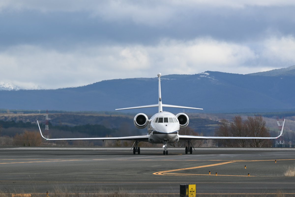 burgosaeropuert's tweet photo. ✈️ Conexión inédita hoy con este Falcon2000 llegando a Burgos procedente de Dakar, Senegal 🇸🇳

A bordo, participantes del famoso Rally en la categoría de camiones. https://t.co/kgtCmqlqLO