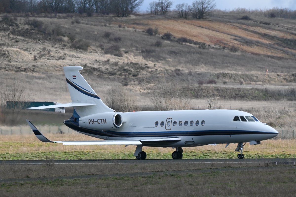 burgosaeropuert's tweet photo. ✈️ Conexión inédita hoy con este Falcon2000 llegando a Burgos procedente de Dakar, Senegal 🇸🇳

A bordo, participantes del famoso Rally en la categoría de camiones. https://t.co/kgtCmqlqLO