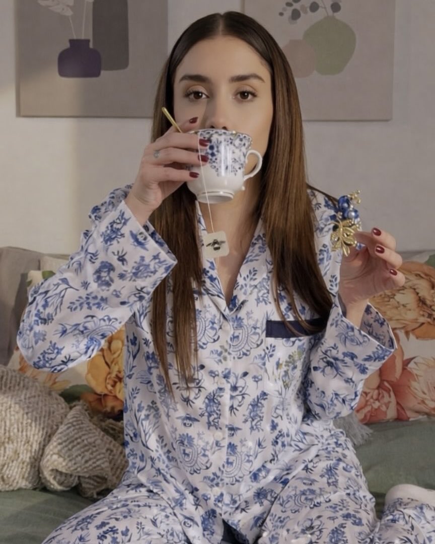 KARIMETREND's tweet photo. 🚨TREND ALERT

¡Hola perrísimxs! 🩵 recuerden que mañana tenemos tendencia porque Karime tomará el TikTok de Netflix Latinoamérica. 🐝

Estaremos usando el tag: 
— KARIME X BRIDGERTON

🕙 10:00 am CDMX 
#KarimePindter https://t.co/tssyN8kxS9