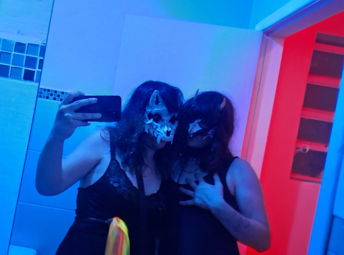 Passei o fim de semana com minha neném, levei ela numa casa de bdsm e experimentei minha nova aquisição, um flogger neon no popote dela💞