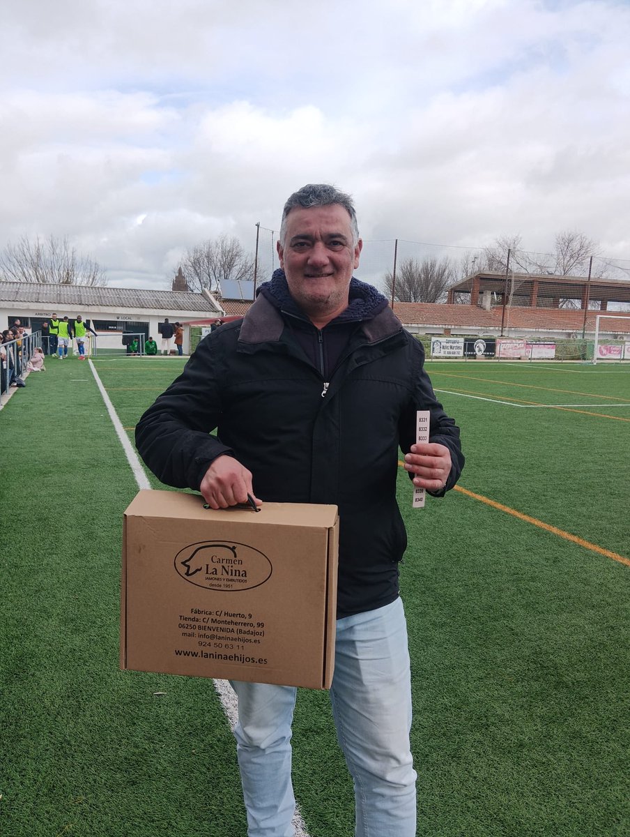 GANADOR DE LA RIFA

8️⃣3️⃣4️⃣0️⃣. Es el número que ha permitido a David Sánchez, aficionado del <a href="/CDZafra/">C. D. Zafra</a>, llevarse el suculento lote de ibéricos de #CarmenLaNinaEHijos🐖

¡Enhorabuena, David, a disfrutarlo!

#EsoQueTeVuelveLoco💚🤍