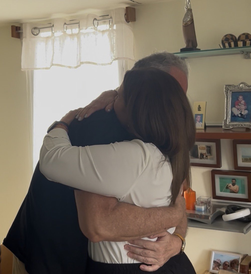 El abrazo en nuestra casa, se dio!!!!
Ya hablamos con nuestros hijos ❤️❤️
<a href="/PerkinsRocha/">Perkins Rocha</a> está excarcelado con cautelares muy estrictas.
Ahora abogamos por la Libertad plena.
#QueSeanTodos 
#ConLaFeIntacta seguimos