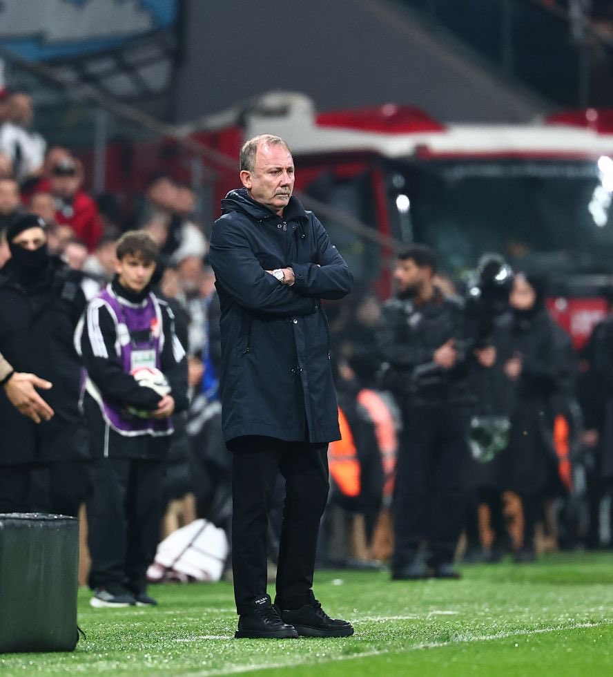 agacliyol_'s tweet photo. Sergen Hoca’nın Emirhan tercihi hatalıydı bence. Agbadou baskıya gider arkayı Djalo toparlayabilirdi. 

Aynı şekilde Cengiz’i kazanacağım derken Cerny’i kaybediyoruz sanki. 

Umarım bu hatalara çözüm bulunur. Yoksa Cerny mevkisiz kalarak Djalo ise oynamayarak küser. 

#BJKvALY https://t.co/OGEfxeTM4u