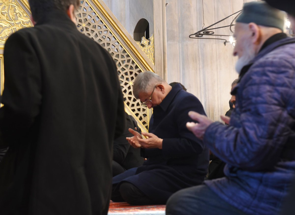 Sanmayın ki yalnızız, o mübarek saflar bizim; değişti sanırsınız ahval,
kubbede yankılanan salâ bizim.

Emanet de bizim, sorulacak hesap da…