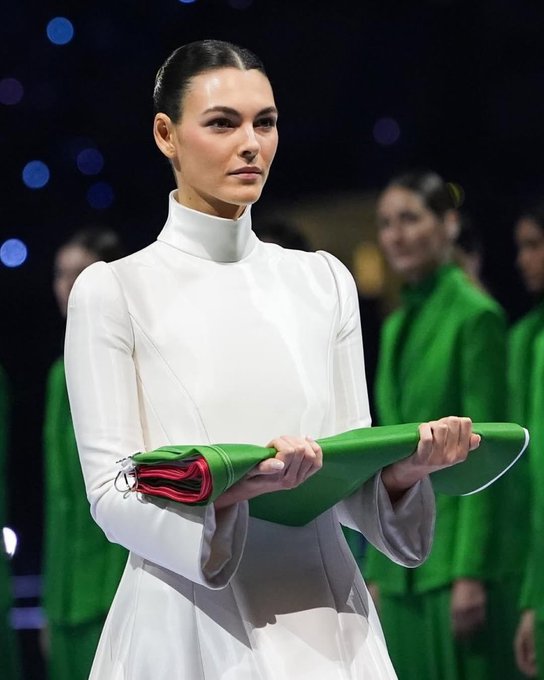 Nada de labios de morcilla, ni pestañas de muñeca Bratz, nada de exageración ni de estridencia.
Elegancia absoluta. Esto es belleza.