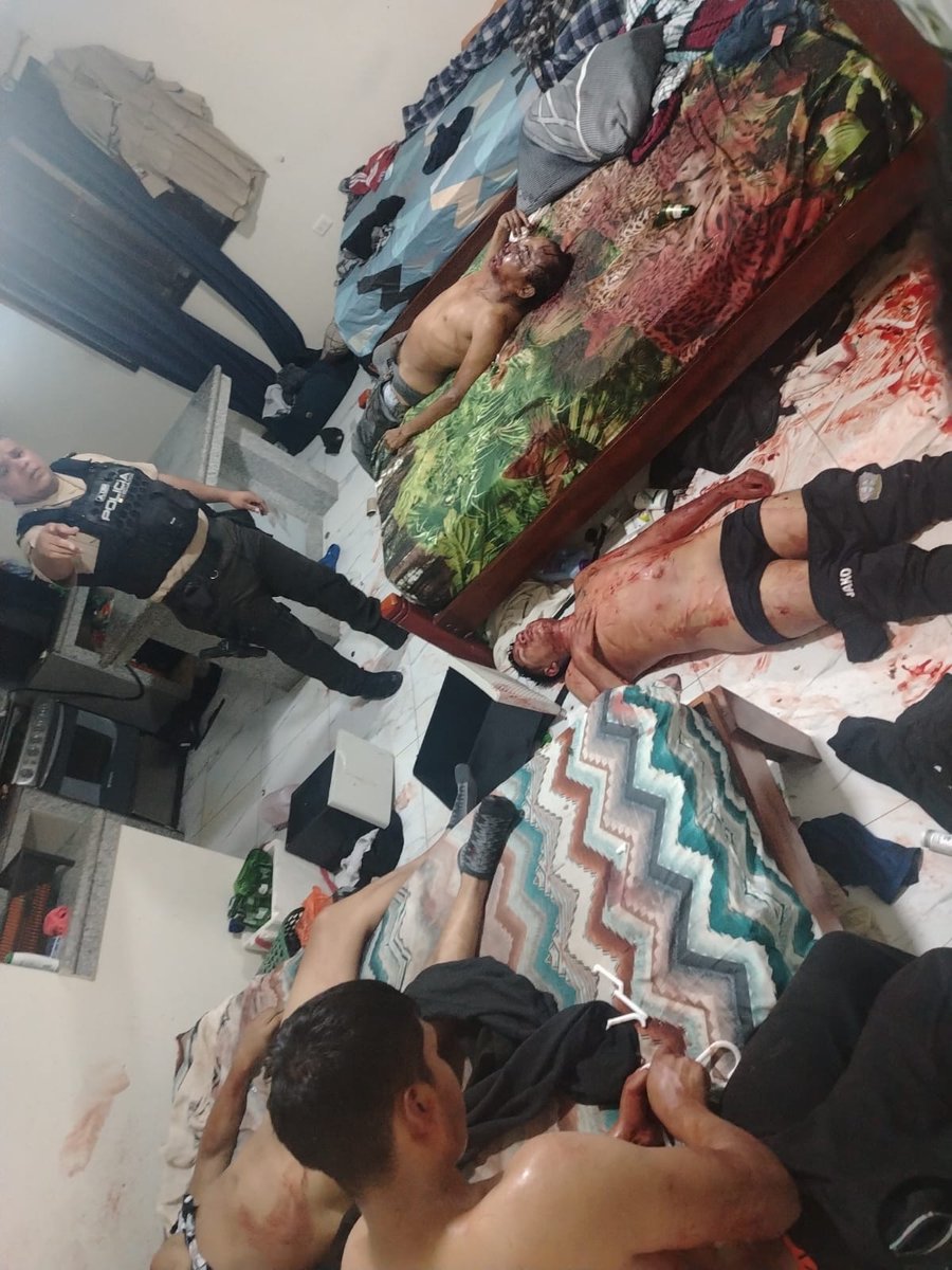 Qué pasó en el hotel Buenaventura en Distrito Quevedo Mocache? La policía fue a un llamado de auxilio y encontraron a 4 policías heridos por arma blanca y un fallecido. Tremenda escena.