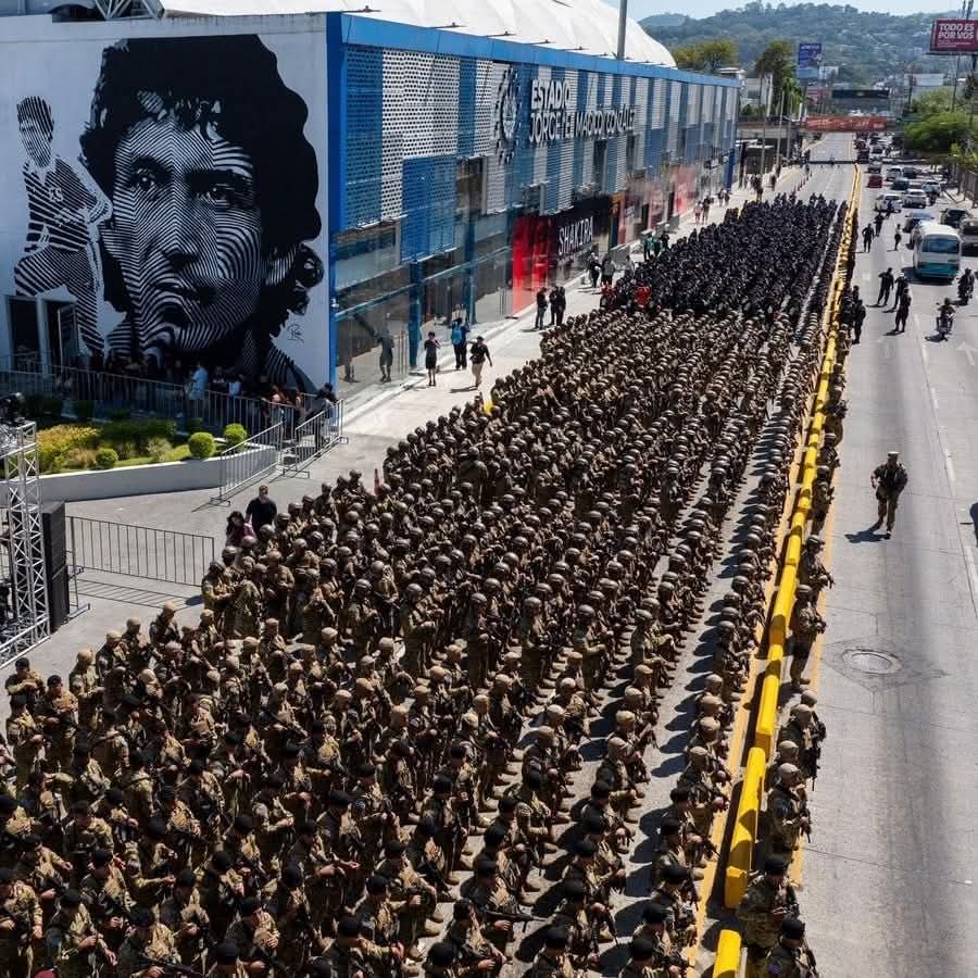 Conocimiente's tweet photo. ¿A qué país le declaramos la guerra? Le pregunté a mi esposa al ver estas imágenes. 
-Ojalá que no sea contra Honduras -me respondió.
Después supe que era para cuidar a la Shakira en el país más seguro de la galaxia y sus alrededores. https://t.co/Jt1c3ESsHf