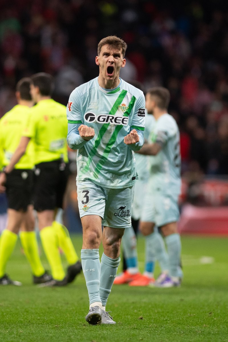 RealBetis's tweet photo. Cuenta la leyenda que este hombre sigue despejando balones.

¡Bestial, @diego_2llorente! https://t.co/yjUNvW42TR