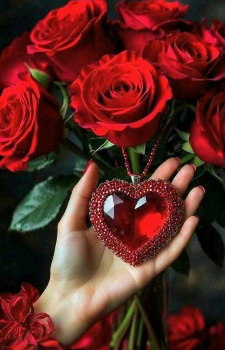 ربي لا تحرمني من الشخص الذي رزقتني به و رأيت به الحياة فتعودت عليه ثم احببته حتى أصبح سعادتي وقوتي وعائلتي، ف يارب احفظه لي من كل شر فأني جعلته في ودائعك التي لا تضيع🌺❤️🌺❤️