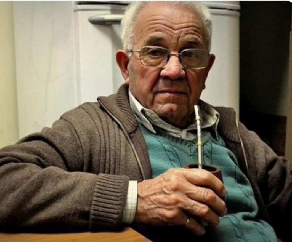 Ho 82 anni, 4 figli, 11 nipoti, 2 pronipoti e una stanza di 3 x 3 in una casa di riposo dove mi hanno lasciato.

Non ho più la mia casa né le cose che amavo, ma ho qualcuno che sistema la mia stanza, prepara il mio cibo e il mio letto, mi misura la pressione e mi pesa.

Non ho