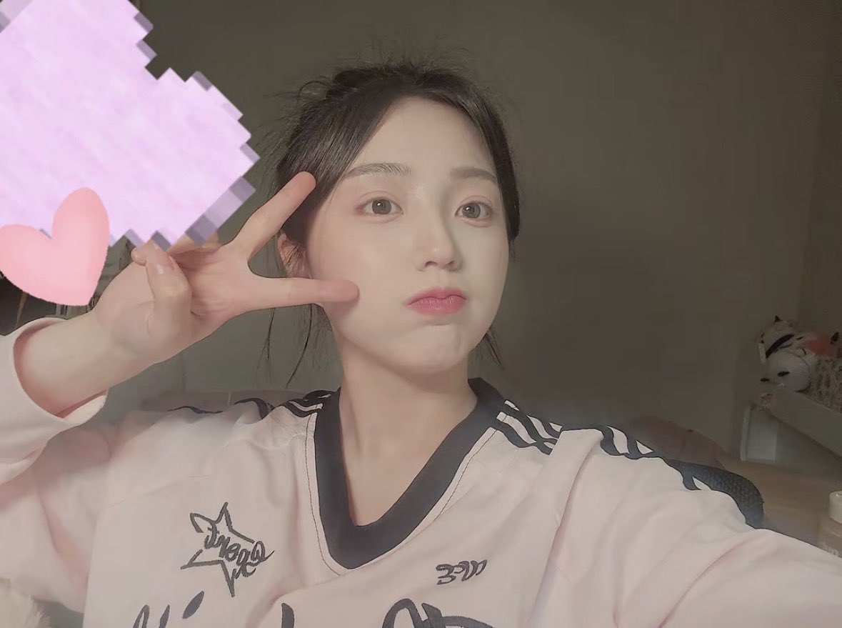 yeseochat's tweet photo. #YESEO via TikTok

"Selca Collection
#/selca #/bun #/just"

#강예서 #イェソ https://t.co/44xaiyfZBq