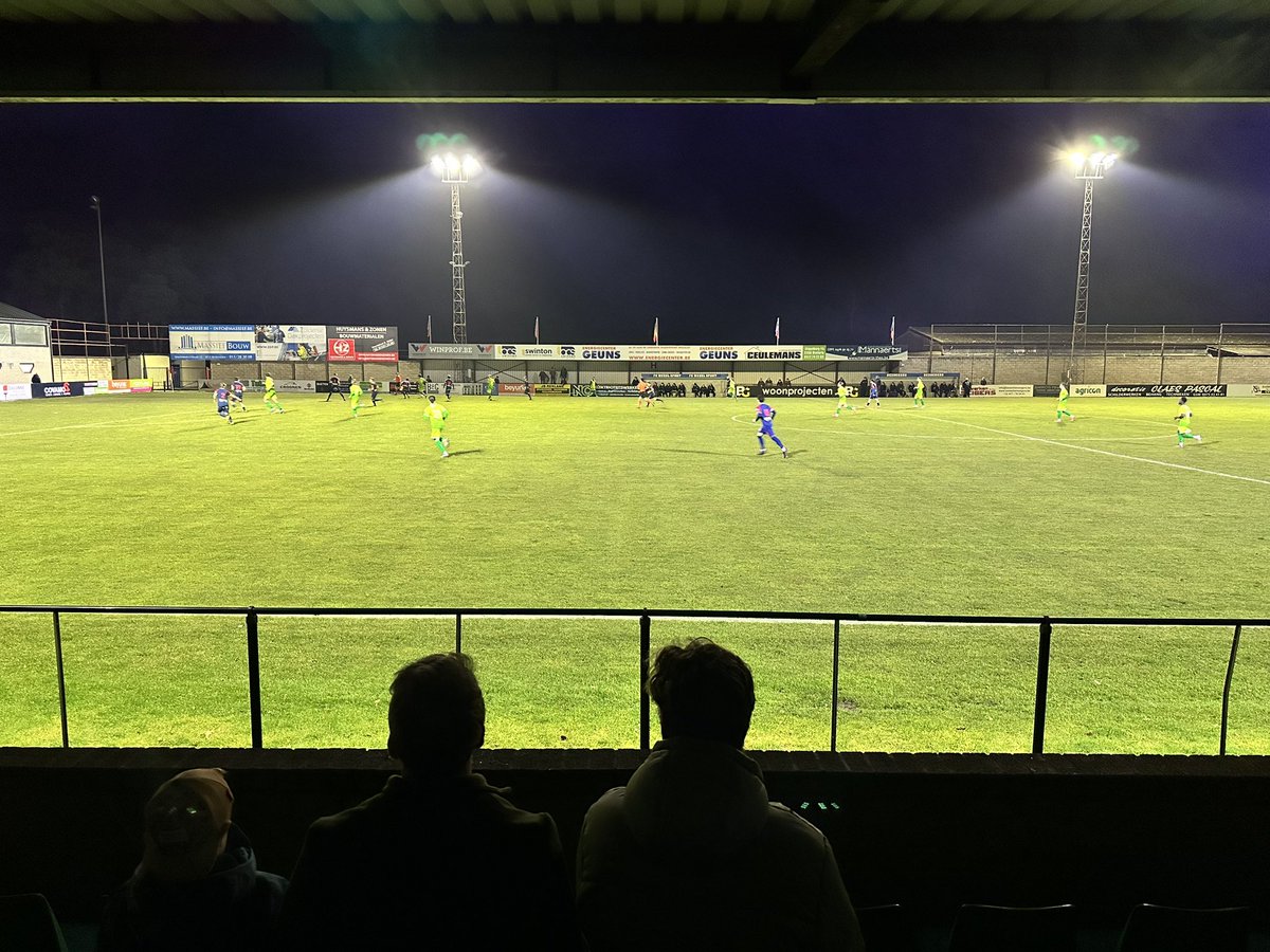📍 Mol 🇧🇪
🏟️ George Claes Stadion
⚽️ KFC Wezel Sport - VV Zepperen-Brustem

Vanuit Valkenswaard was het niet zo ver meer naar Mol, waar de nostalgie zo ongeveer afdroop van het stadion en de kantine. Extra leuk om veel <a href="/FCDeAvonturiers/">FC De Avonturiers</a> leden (weer) eens in actie te zien!