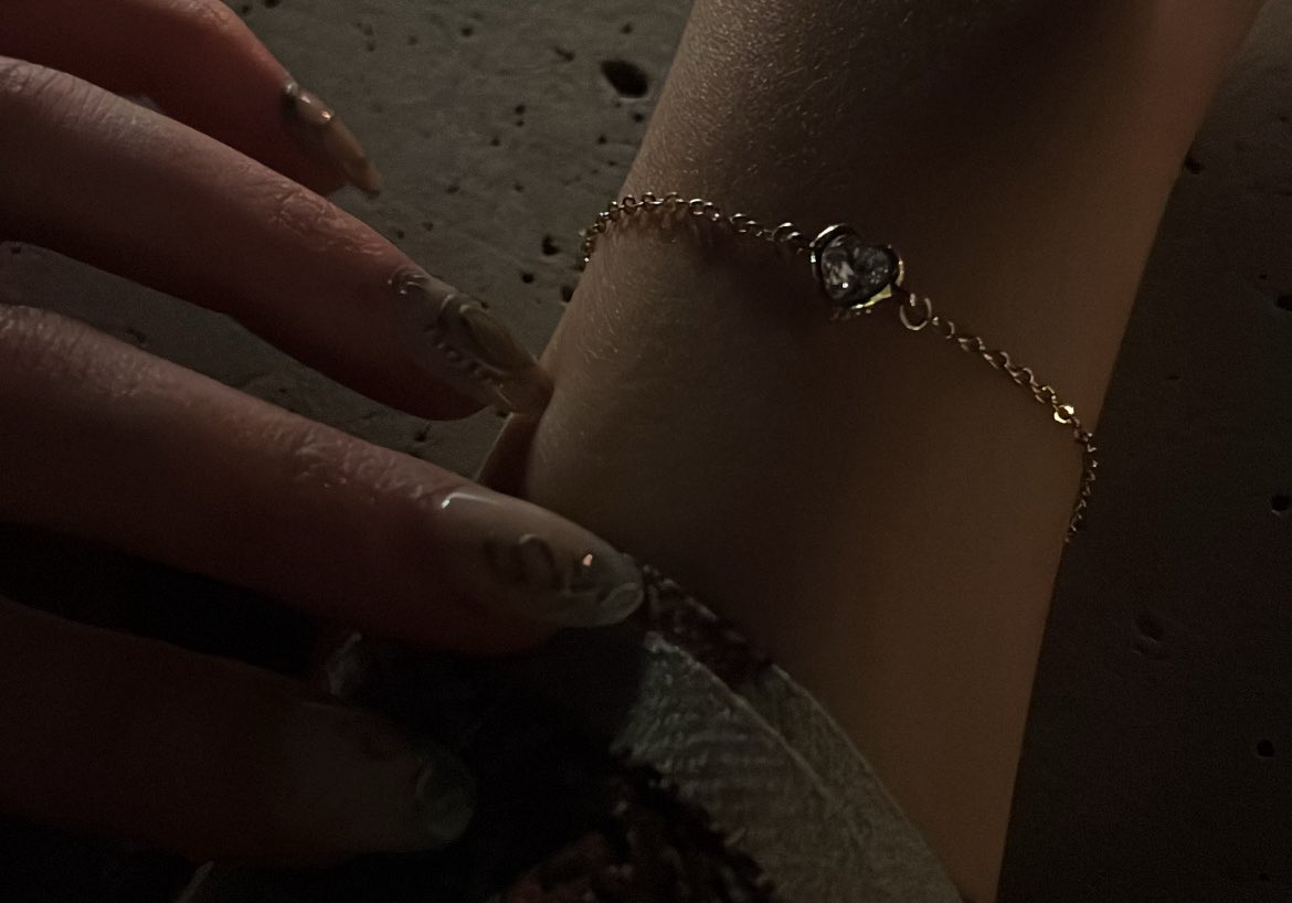 findshimselfbetweenhiswords tweet media