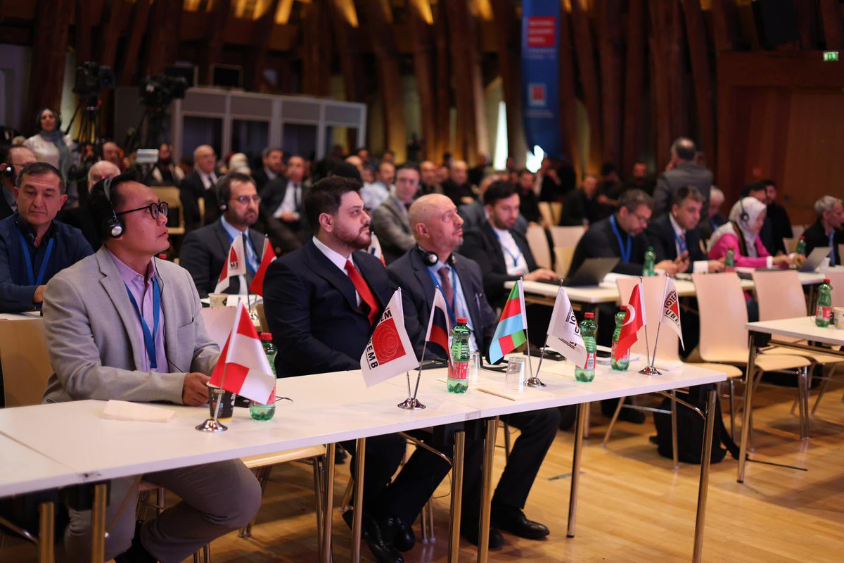 TU Wien’de dünyanın dört bir yanından gelen 50 akademisyenin katılımıyla düzenlenen 11. Uluslararası Milli Ekonomi Modeli Kongresi’ni iki gün süren verimli ve nitelikli oturumlarla başarıyla tamamladık.

Bu vesileyle kongremizin varlık sebebi olan ve bu eşsiz tezi insanlığa