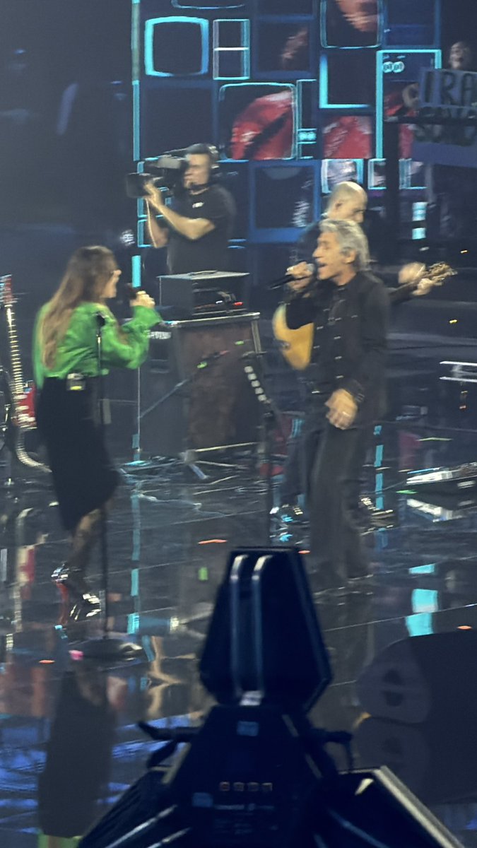 EMMA CHE DUETTA PURE CON LIGAA

NOOOO VABBÈ URLOOOOO