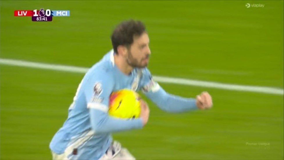 بيرناردو سيلفا
سجل هدف في توقيت قاتل في اصعب ملعب في العالم

عبالك راح  احتفل كونها نقطة ثمينة ؟
لا والله كان اول لاعب يذهب للشباك لالتقاط الكرة من اجل تسجيل هدف ثاني 
———-
اعرف لكم نادي تعادل معنا على ارضه بدال لا يروح يسنتر الكوره ويبحث عن الفوز  راح احتفل مع الجمهور 

ياليت جت