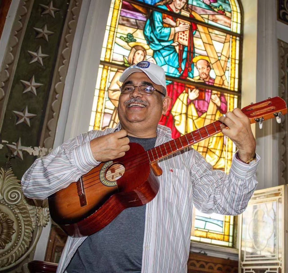 Con inmenso dolor despedimos al “Poeta diamantino”, Renato Aguirre. Venezuela y el Zulia pierden a un gigante de la cultura, cuyo talento inigualable forjó los himnos de nuestra gaita.

 Con su pluma metafórica y devocional, y su cuatro que hablaba como una voz, nos legó una obra