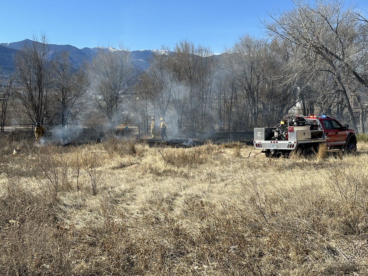 CSFDPIO's tweet image. #ColoradoSpringsFire E11/B11 on scene of a small grass fire off of Delta Dr and Delta Place along the RR tracks. Fire is now out but spread quickly. This is a reminder that with higher temps and dry fuels fires can spread fast. Please be fire smart and report smoke if you see it