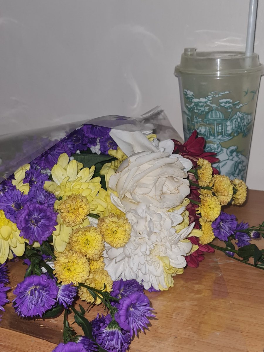 A great friend of mine drove across city to gave me a bouquet and a matcha in the middle of my ICU shift, and checked how I'm doing after I lost my grandpa 🥹💐🫶🏼