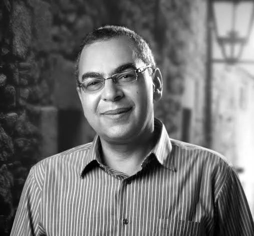 "أغبياء الروح"
تعودت على أن هناك بابًا لكل إنسان، يوصلك لروحه.. لصداقته. لفهم منطقه وطريقته في التفكير. لكن هناك أشخاصًا ذوي أرواح مغلقة بالشمع الأحمر لا يمكن الوصول لهم. من الأفضل مع هؤلاء أن تتحاشاهم ولا تضيع وقتك معهم. لا أستطيع تعريف هؤلاء القوم لكنك تعرفهم بسهولة عندما