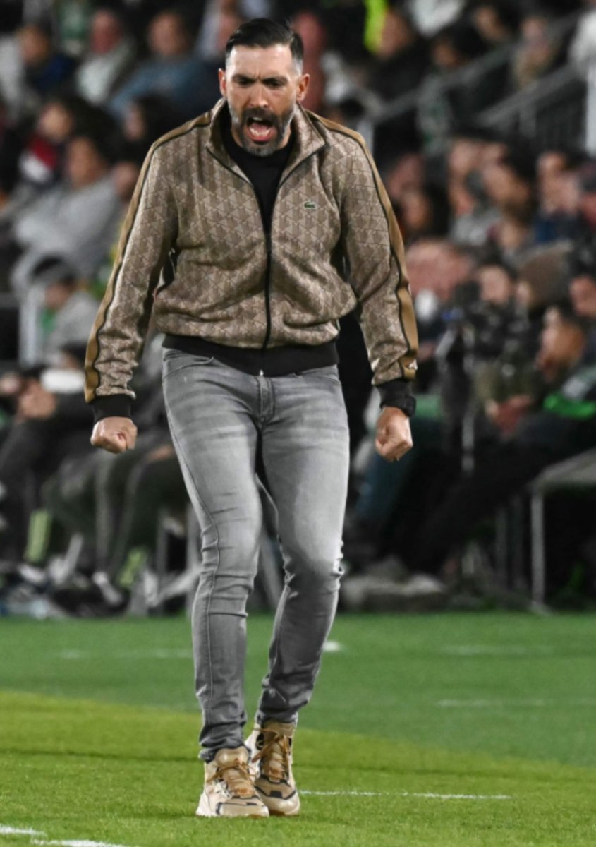 No puedo con el pitillada simple. 

Cobrara medio kilo al año y siempre va con la misma pitillada gris (horrible). Siempre fuiste bastante estupido, pero con la pasta que manejas, no tienes pa otros pantalones??? 

Va tío hazte un favor.  Este oufit que es?